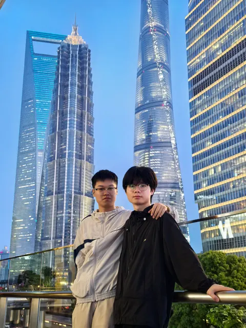 高楼之间的两人合影