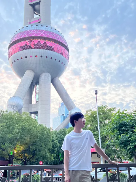 东方明珠塔前的人