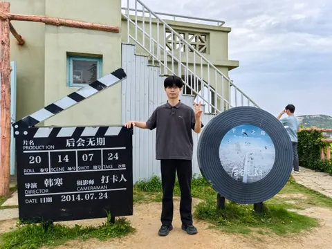 电影场记板和胶片装置前的人